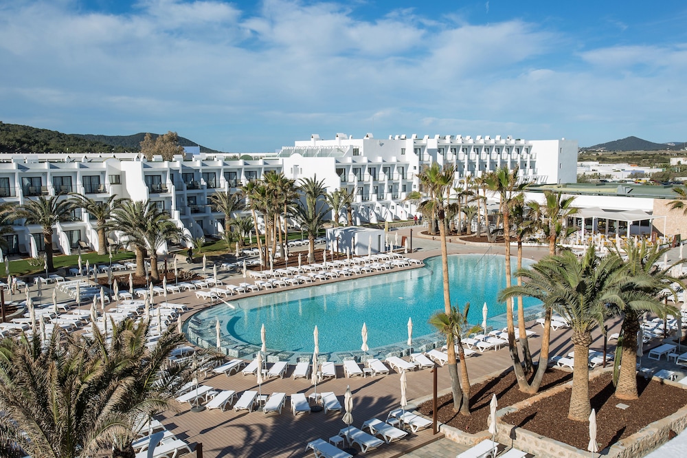 Grand Palladium White Island Resort & Spa - All Inclusive — Swimming pool in Playa d'en Bossa, Balearic Islands