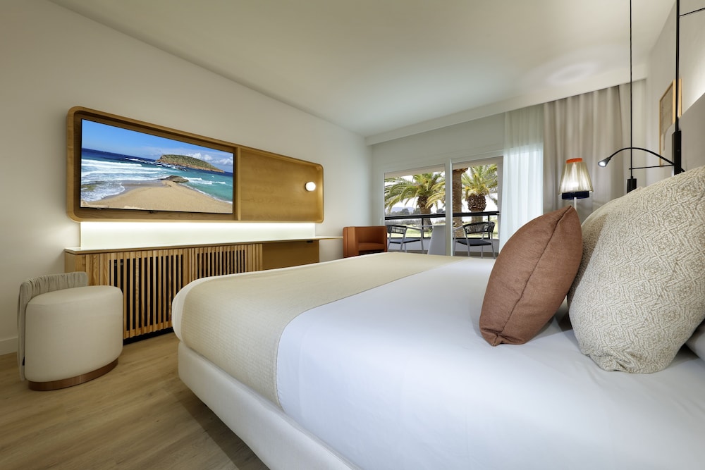 Grand Palladium White Island Resort & Spa - All Inclusive — Hotel rooms in Playa d'en Bossa, Balearic Islands