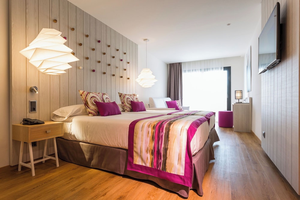 Grand Palladium White Island Resort & Spa - All Inclusive — Hotel rooms in Playa d'en Bossa, Balearic Islands