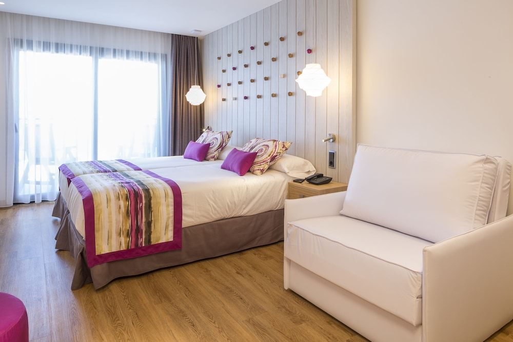 Grand Palladium White Island Resort & Spa - All Inclusive — Hotel rooms in Playa d'en Bossa, Balearic Islands