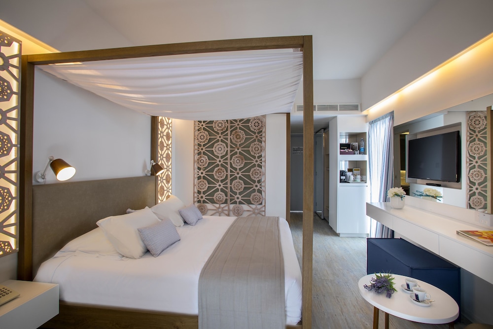 Lordos Beach Hotel & Spa — Hotel rooms in Oroklini, Larnaca Region