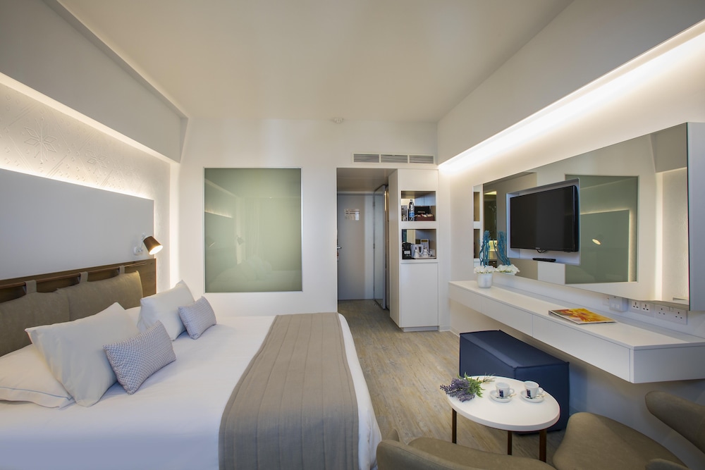 Lordos Beach Hotel & Spa — Hotel rooms in Oroklini, Larnaca Region