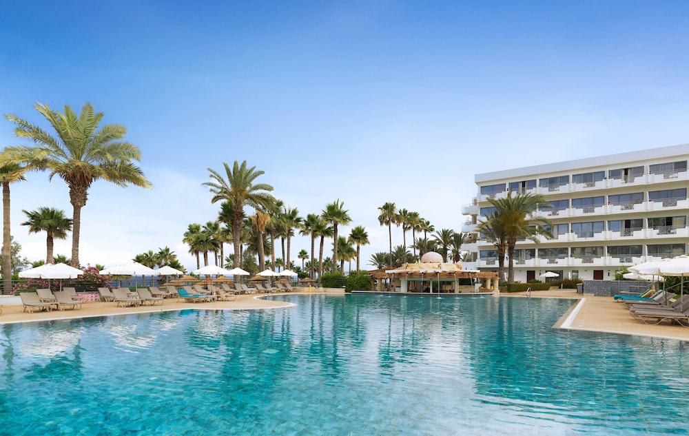 St. George Beach Hotel & Spa Resort — Swimming pool in Chlorakas, Paphos Region