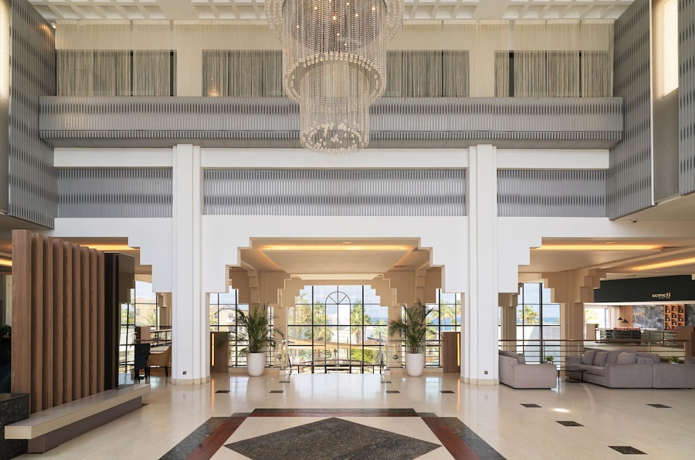 St. George Beach Hotel & Spa Resort — Hotel building in Chlorakas, Paphos Region