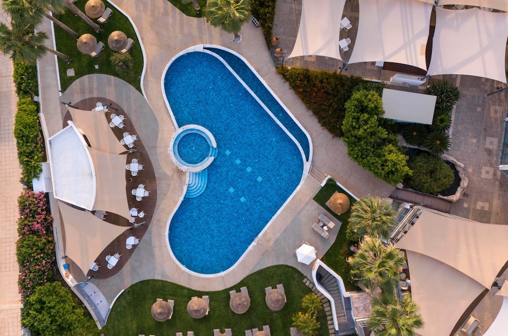 St. George Beach Hotel & Spa Resort — Swimming pool in Chlorakas, Paphos Region