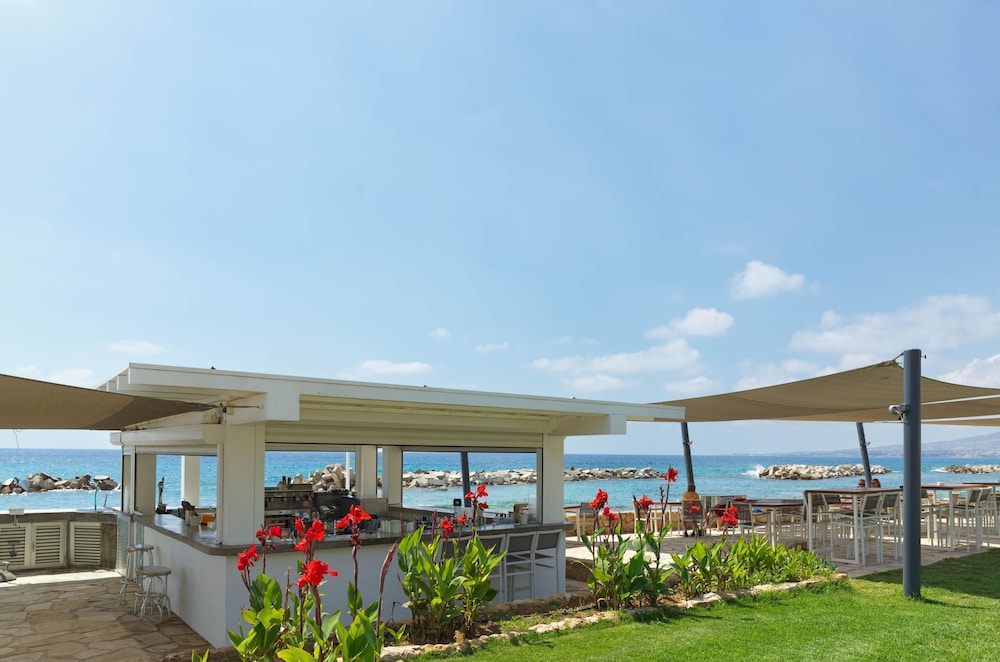 St. George Beach Hotel & Spa Resort — Restaurant & bars in Chlorakas, Paphos Region