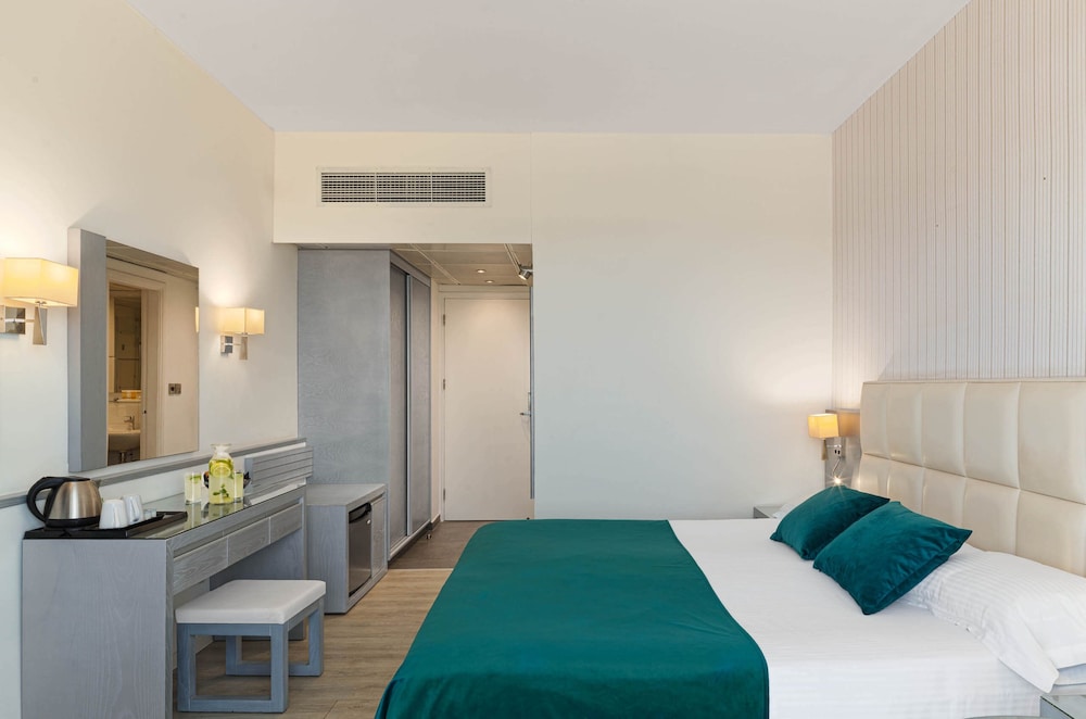 St. George Beach Hotel & Spa Resort — Hotel rooms in Chlorakas, Paphos Region