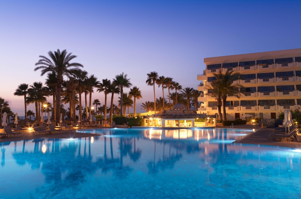 St. George Beach Hotel & Spa Resort — Swimming pool in Chlorakas, Paphos Region