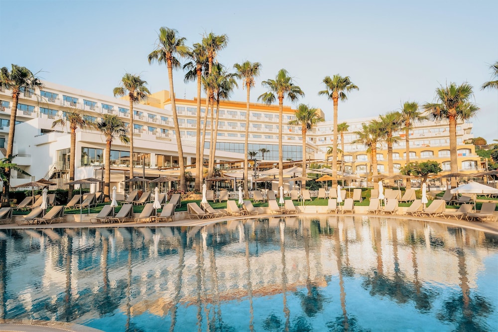 St. George Beach Hotel & Spa Resort — Swimming pool in Chlorakas, Paphos Region