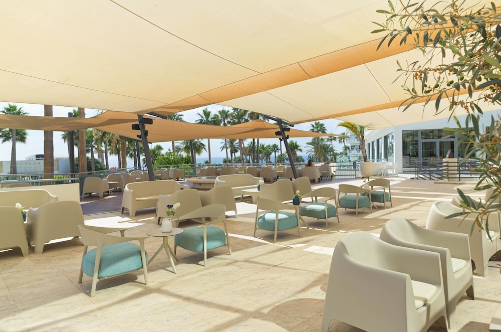 St. George Beach Hotel & Spa Resort — Restaurant & bars in Chlorakas, Paphos Region