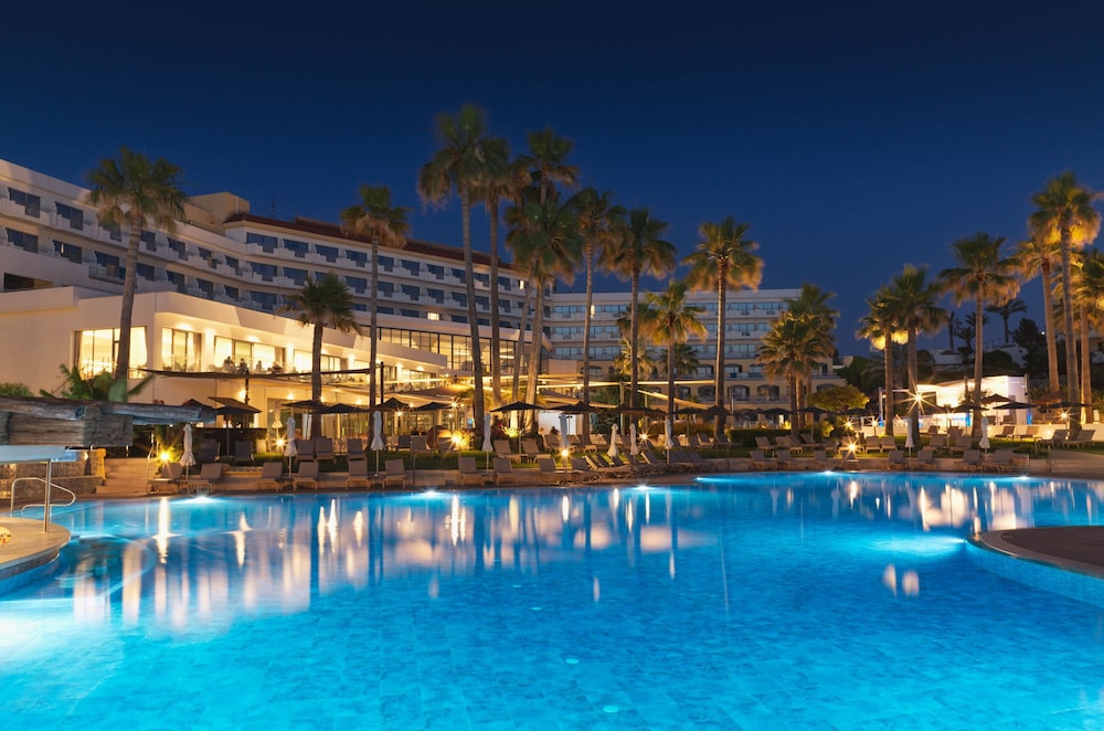 St. George Beach Hotel & Spa Resort — Swimming pool in Chlorakas, Paphos Region