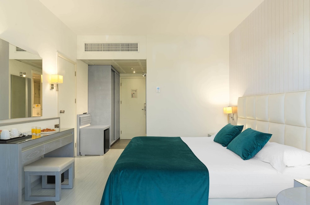 St. George Beach Hotel & Spa Resort — Hotel rooms in Chlorakas, Paphos Region