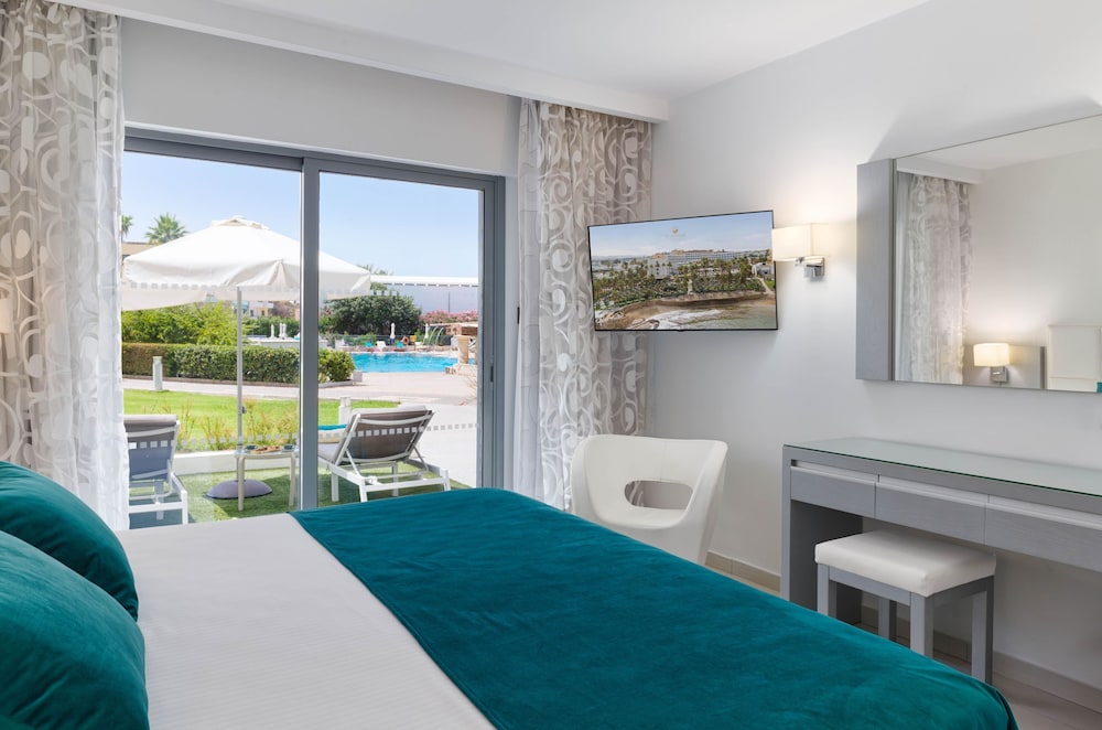 St. George Beach Hotel & Spa Resort — Hotel rooms in Chlorakas, Paphos Region