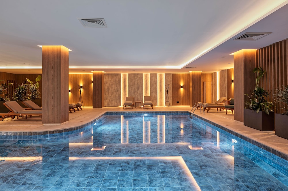 St. George Beach Hotel & Spa Resort — Swimming pool in Chlorakas, Paphos Region