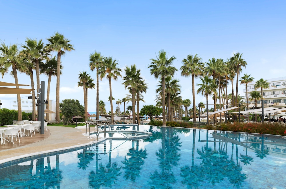 St. George Beach Hotel & Spa Resort — Swimming pool in Chlorakas, Paphos Region