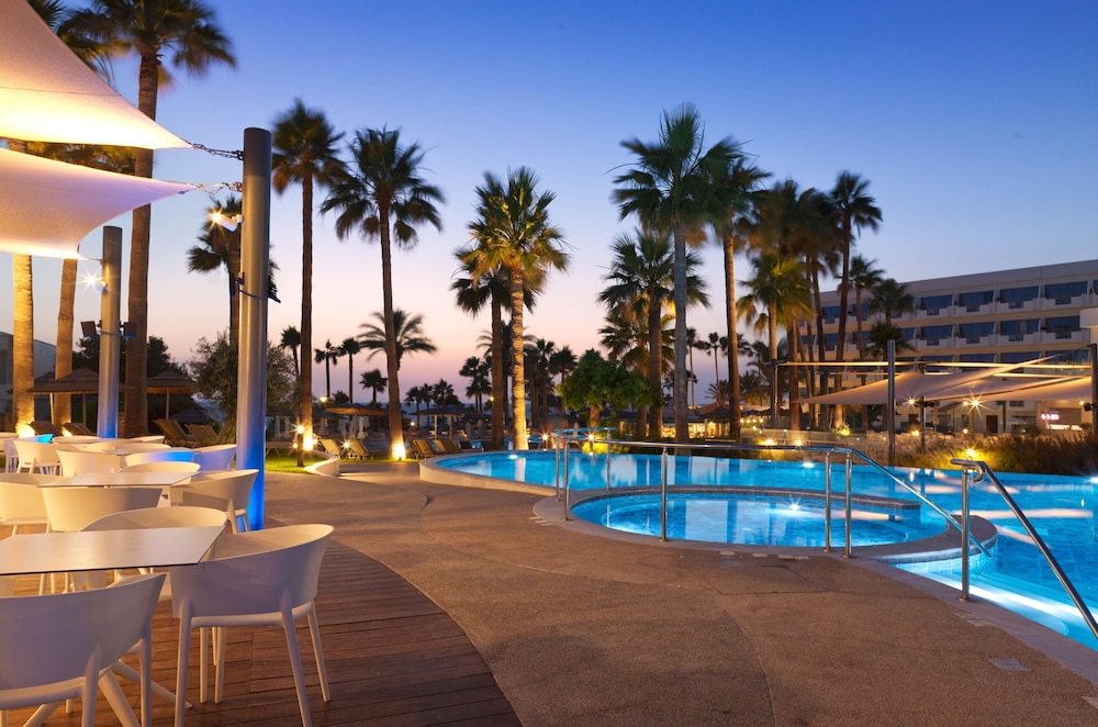 St. George Beach Hotel & Spa Resort — Swimming pool in Chlorakas, Paphos Region