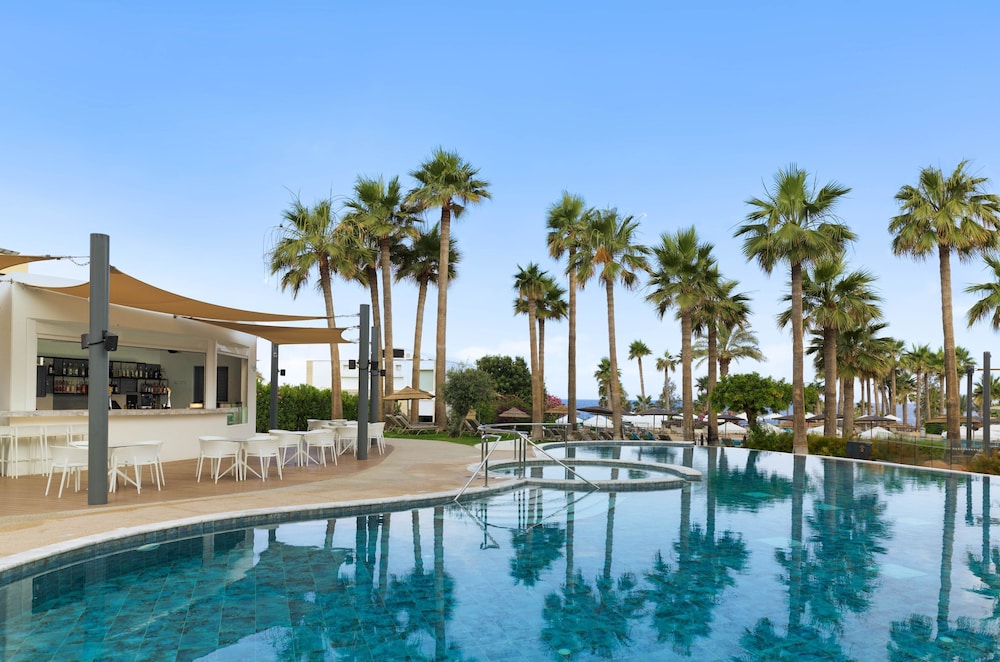 St. George Beach Hotel & Spa Resort — Swimming pool in Chlorakas, Paphos Region