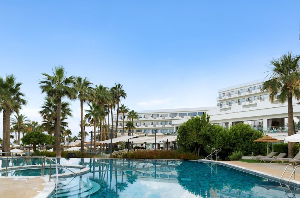 St. George Beach Hotel & Spa Resort — Swimming pool in Chlorakas, Paphos Region