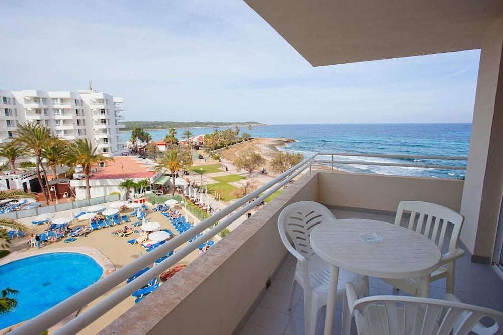 Aparthotel Playa Dorada — Swimming pool in S'Illot, Balearic Islands