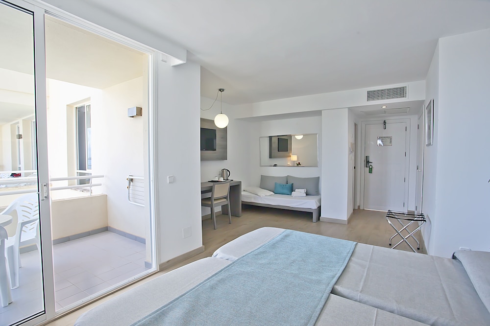 Aparthotel Playa Dorada — Hotel rooms in S'Illot, Balearic Islands