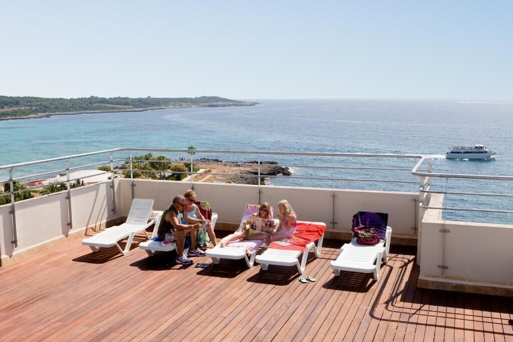 Aparthotel Playa Dorada — Hotel building in S'Illot, Balearic Islands