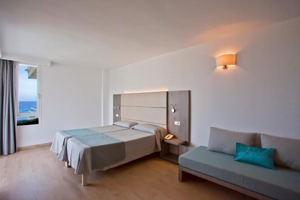 Aparthotel Playa Dorada — Hotel rooms in S'Illot, Balearic Islands