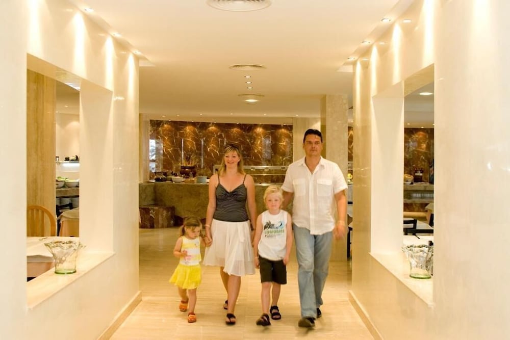 Aparthotel Playa Dorada — Restaurant & bars in S'Illot, Balearic Islands