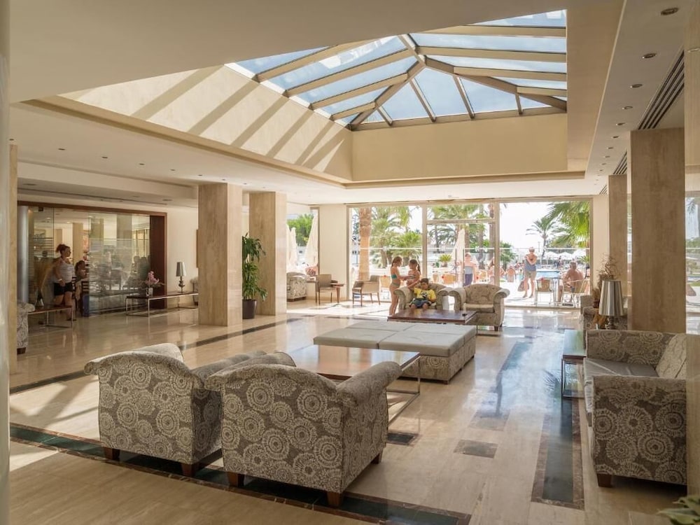 Aparthotel Playa Dorada — Hotel building in S'Illot, Balearic Islands