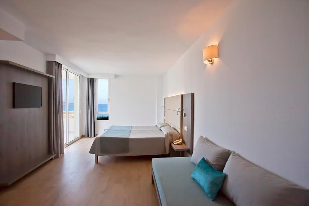 Aparthotel Playa Dorada — Hotel rooms in S'Illot, Balearic Islands