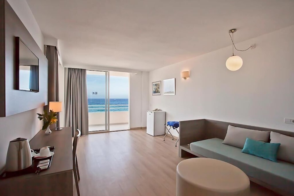 Aparthotel Playa Dorada — Hotel rooms in S'Illot, Balearic Islands