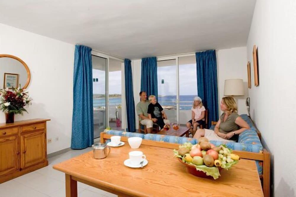 Aparthotel Playa Dorada — Hotel rooms in S'Illot, Balearic Islands