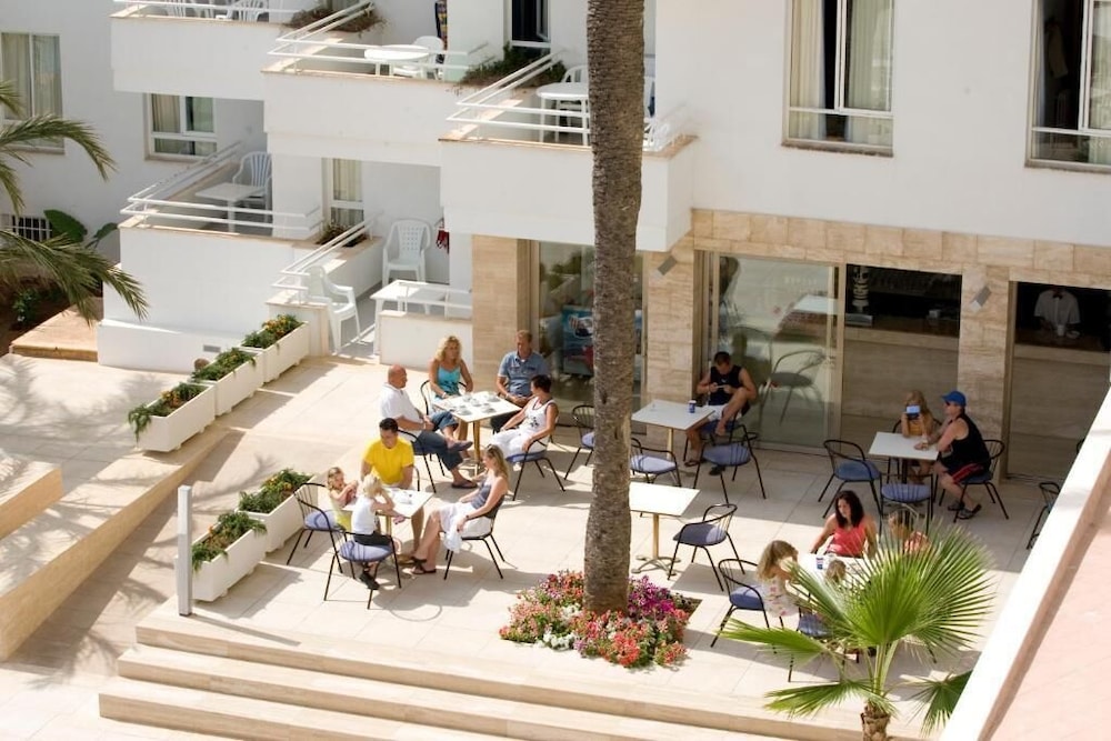 Aparthotel Playa Dorada — Hotel building in S'Illot, Balearic Islands