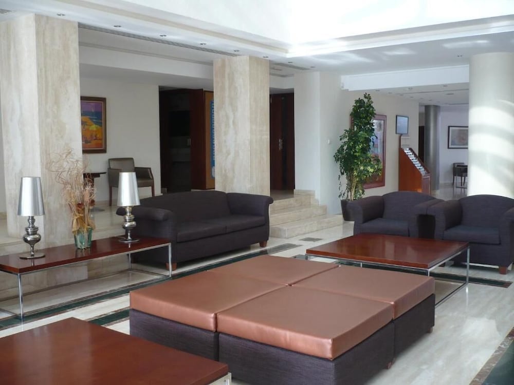 Aparthotel Playa Dorada — Hotel building in S'Illot, Balearic Islands