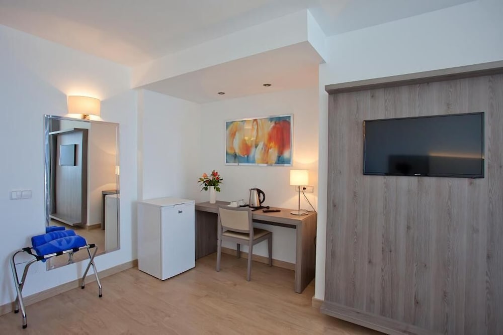 Aparthotel Playa Dorada — Hotel rooms in S'Illot, Balearic Islands