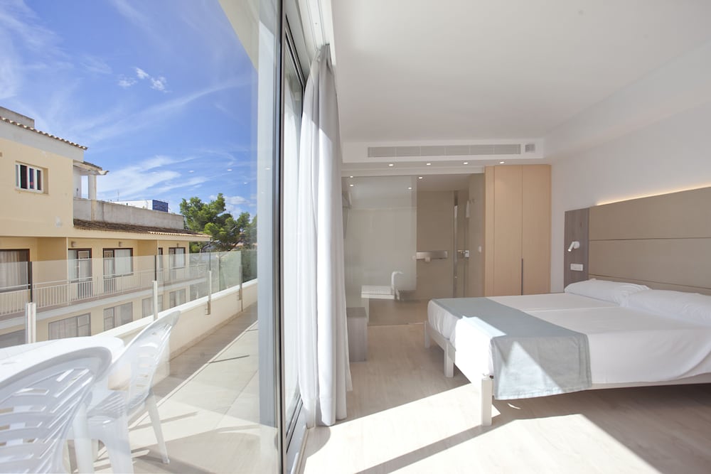Aparthotel Playa Dorada — Hotel rooms in S'Illot, Balearic Islands