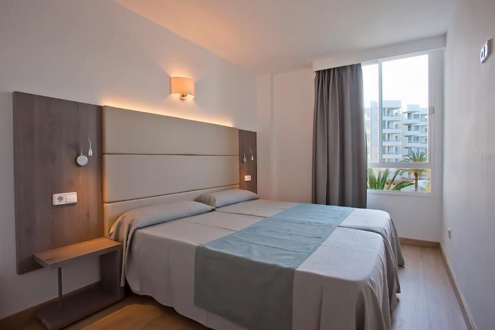 Aparthotel Playa Dorada — Hotel rooms in S'Illot, Balearic Islands