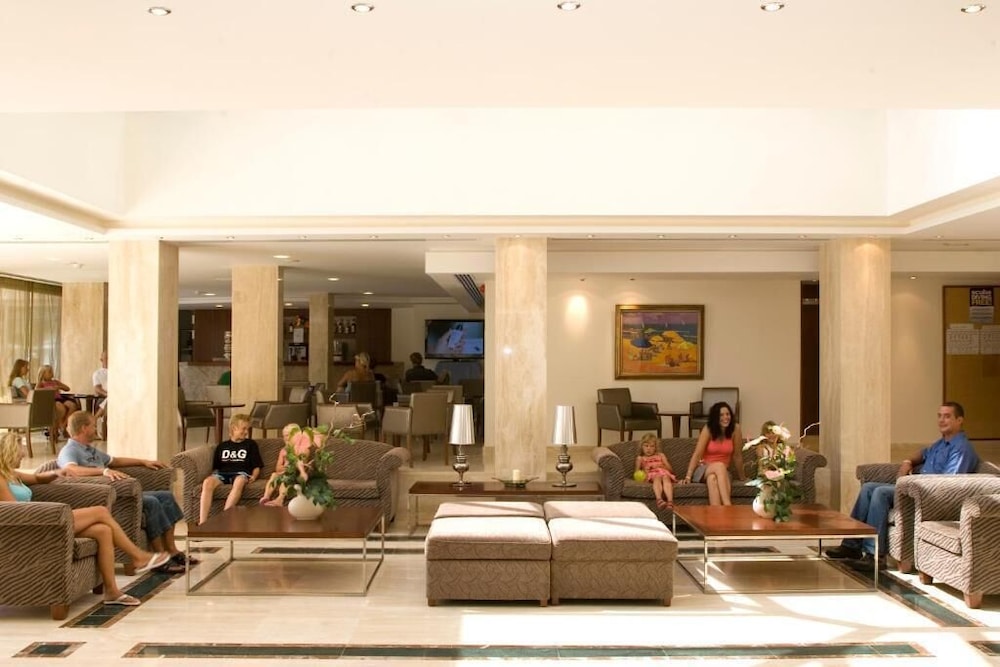 Aparthotel Playa Dorada — Restaurant & bars in S'Illot, Balearic Islands