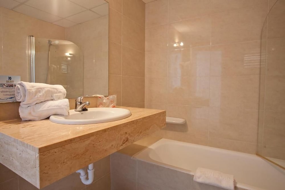 Aparthotel Playa Dorada — Hotel rooms in S'Illot, Balearic Islands