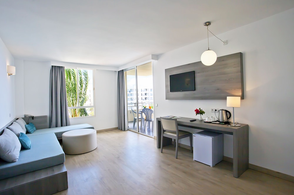Aparthotel Playa Dorada — Hotel rooms in S'Illot, Balearic Islands
