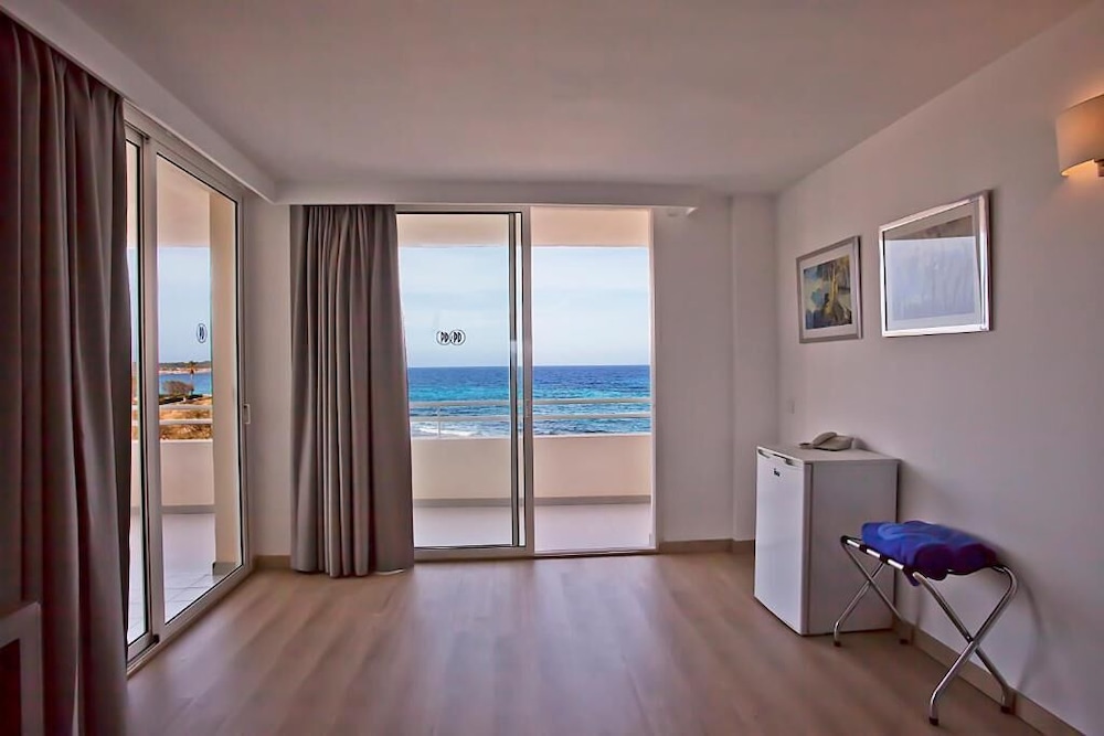Aparthotel Playa Dorada — Hotel rooms in S'Illot, Balearic Islands