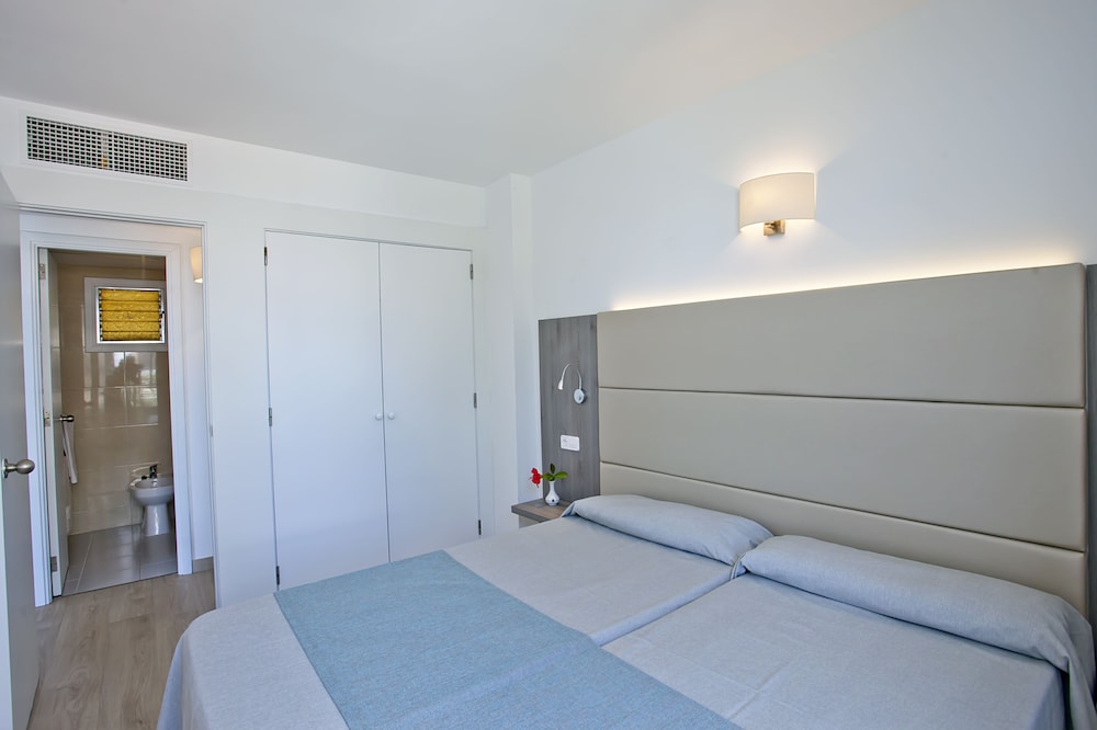 Aparthotel Playa Dorada — Hotel rooms in S'Illot, Balearic Islands