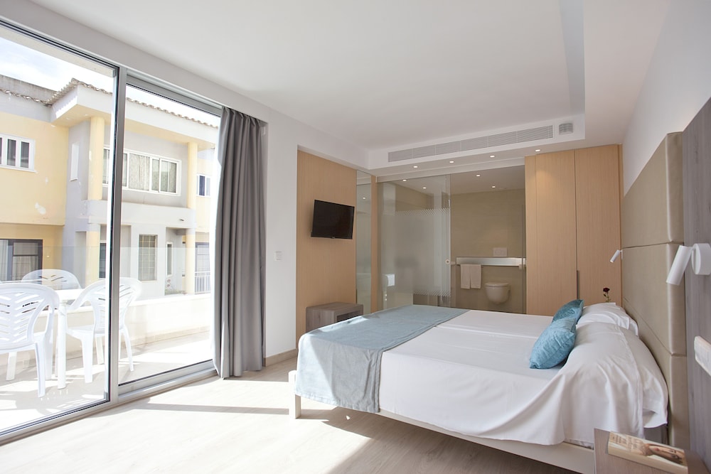 Aparthotel Playa Dorada — Hotel rooms in S'Illot, Balearic Islands