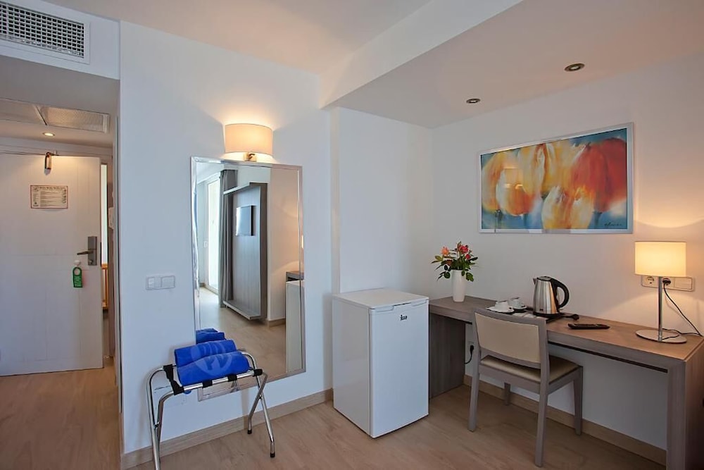 Aparthotel Playa Dorada — Hotel rooms in S'Illot, Balearic Islands