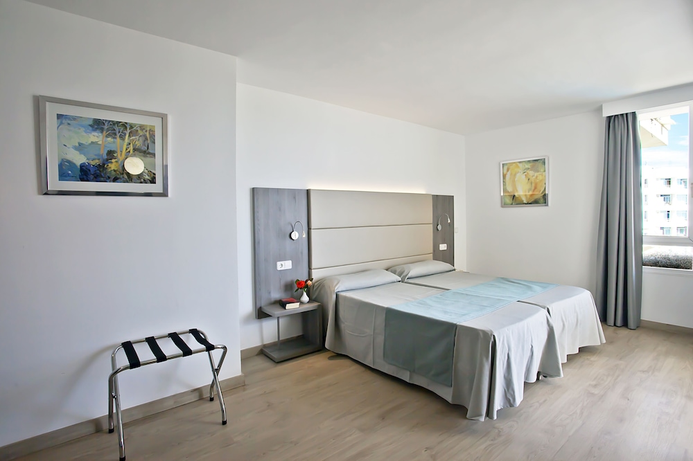 Aparthotel Playa Dorada — Hotel rooms in S'Illot, Balearic Islands