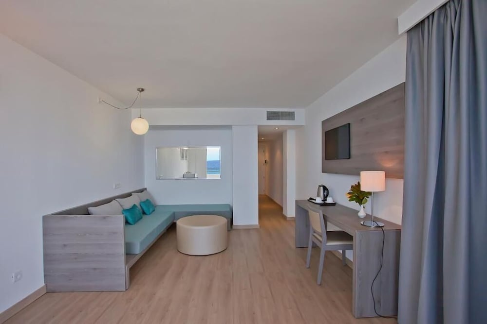 Aparthotel Playa Dorada — Hotel rooms in S'Illot, Balearic Islands