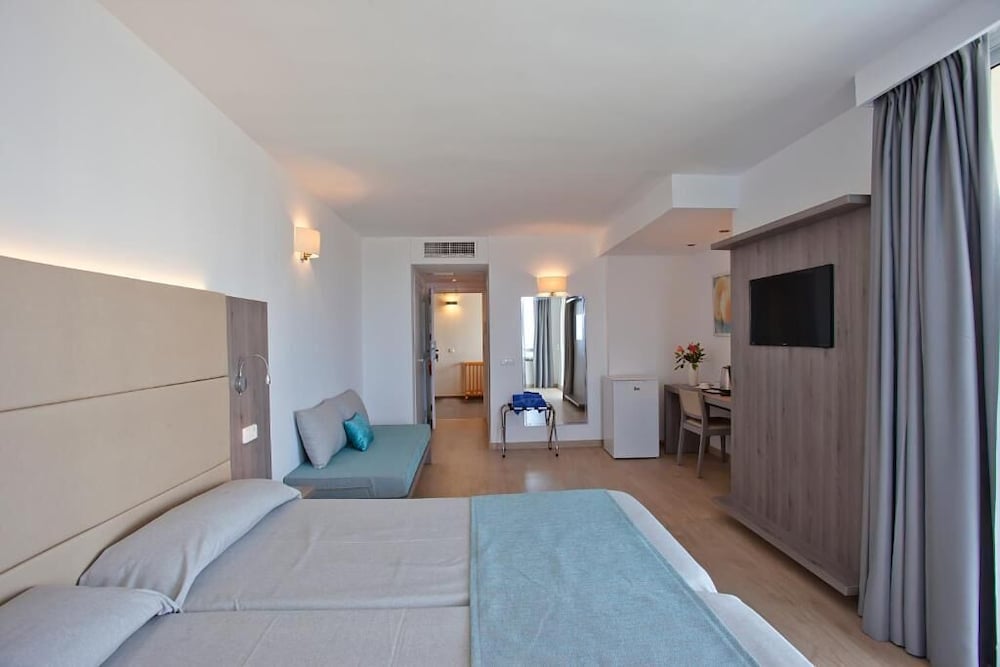 Aparthotel Playa Dorada — Hotel rooms in S'Illot, Balearic Islands