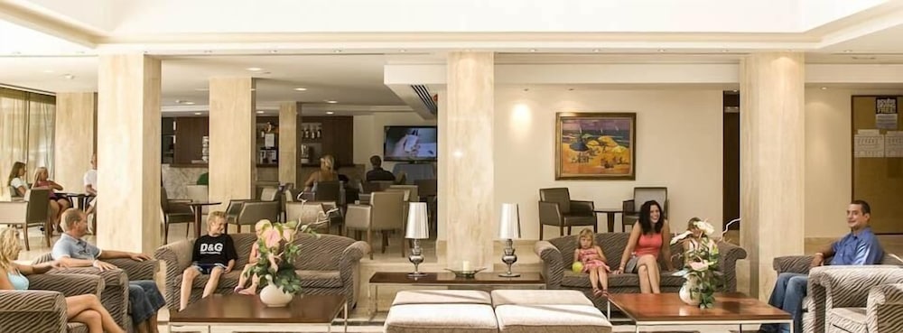 Aparthotel Playa Dorada — Hotel building in S'Illot, Balearic Islands