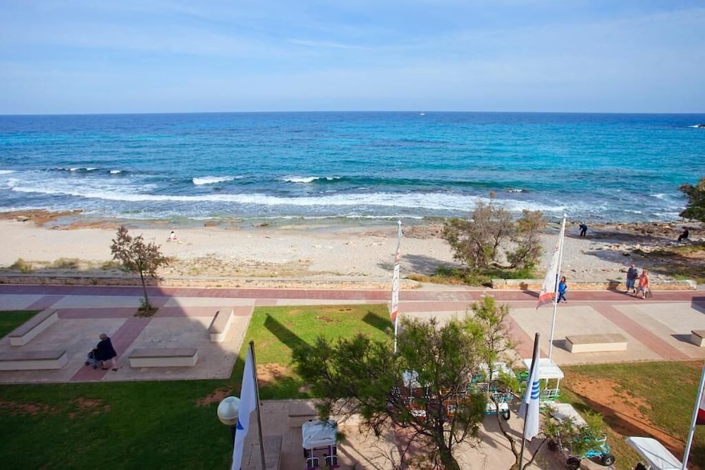 Aparthotel Playa Dorada — Beach in S'Illot, Balearic Islands