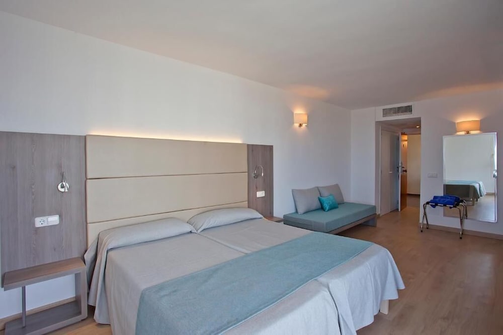 Aparthotel Playa Dorada — Hotel rooms in S'Illot, Balearic Islands