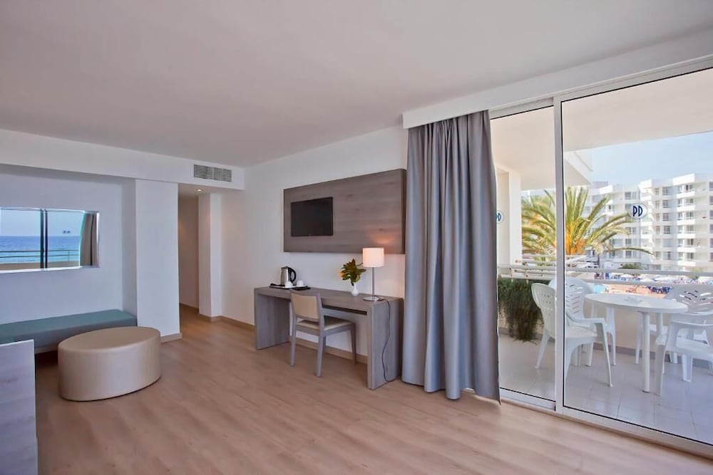 Aparthotel Playa Dorada — Hotel rooms in S'Illot, Balearic Islands